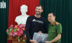 Trao trả chuyên gia người Anh chiếc điện thoại chứa nhiều tư liệu quý