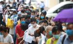 Người dân chen chân chờ tiêm vaccine ở Hà Nội