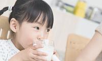Bé gái 11 tuổi đã cao lớn vượt trội bạn cùng lứa nhờ cha mẹ thường xuyên cho ăn những món này