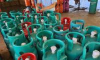 Phát hiện hàng trăm bình khí gas giả mạo nhãn hàng hóa, chủ cửa hàng không huấn luyện kỹ thuật an toàn bán trên thị trường