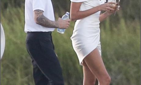 Justin Bieber sắm váy cưới đắt đỏ và trang sức kim cương cho vợ