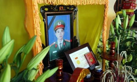 Truy tặng huy hiệu Tuổi trẻ dũng cảm cho Đại úy Trần Trung Hiếu