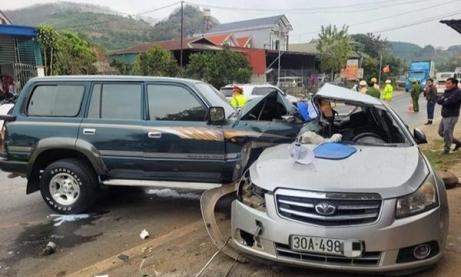 2 ô tô va chạm cực mạnh, một điều dưỡng tử vong